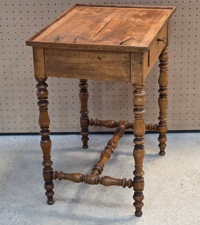 Table à entretoise en noyer tourné, ouvrant...
