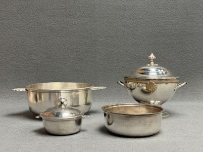 Quatre pièces en métal argenté modèle coquille.
-...