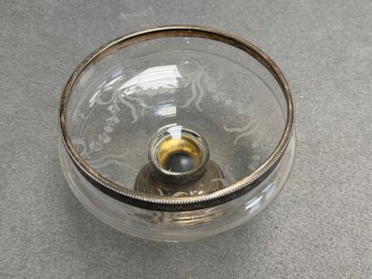 Coupe sur piedouche en verre monture en argent....