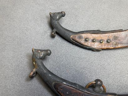 Deux éléments d'attelage de chevaux à décor...