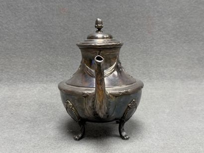 Théière en métal argenté.
H: 22 cm