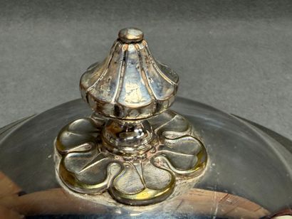 Quatre pièces en métal argenté modèle coquille.
-...