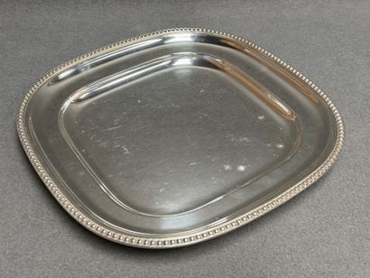 Légumier et deux plats en métal argenté....