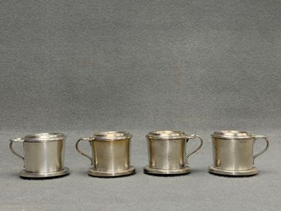Ensemble de quatre filtre en métal argenté.
D:...