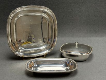 Légumier et deux plats en métal argenté....