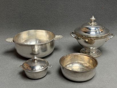 Quatre pièces en métal argenté modèle coquille.
-...