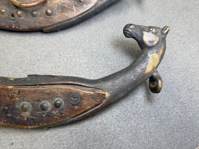 Deux éléments d'attelage de chevaux à décor...