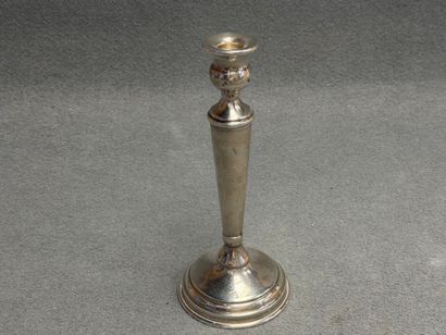 Bougeoir en métal argenté. 
H. :25 cm.