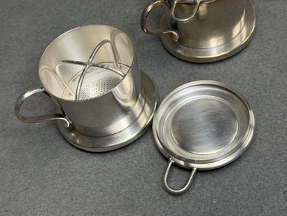 Ensemble de quatre filtre en métal argenté.
D:...