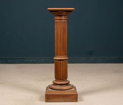 Colonne de présentation en noyer, fût cannelé.
Napoléon...