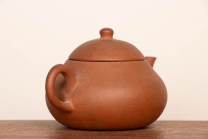 CHINE.
Petite théière en grès de Yixing.
Cachet...