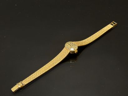 Gold ladies' watch, oval dial, gold bracelet.
750°/00...