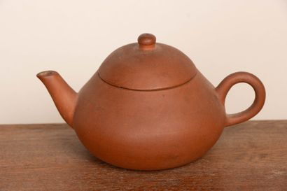 CHINE.
Petite théière en grès de Yixing.
Cachet...