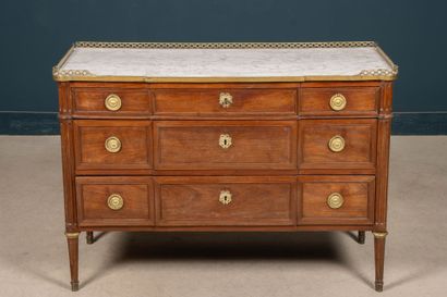 Commode en placage d'acajou à léger ressaut...