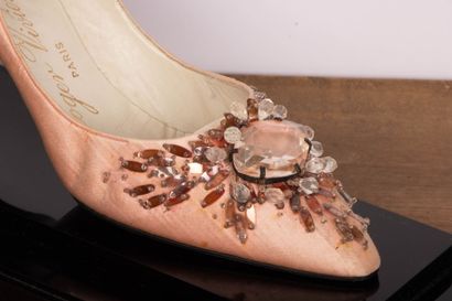 Escarpin Roger Vivier en satin rose, brodé.
Sous...