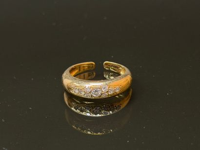 Yellow gold and diamond-paved ring.
750°/00...