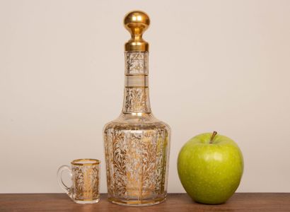 Service à liqueur en verre doré comprenant...