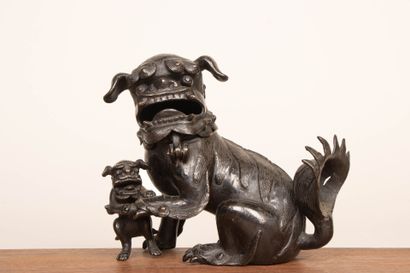 Chien de Fô et son petit, en bronze patiné,...