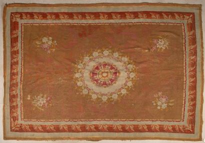 AUBUSSON attribué à 
Grand tapis tissé à...