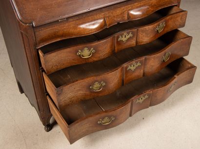 Commode scriban en acajou mouluré, à abattant...