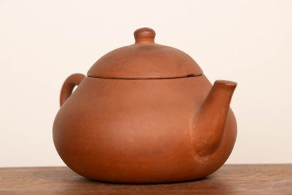 CHINE.
Petite théière en grès de Yixing.
Cachet...