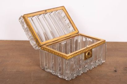 Coffret en cristal moulé, monture en bronze...