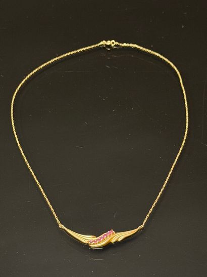 Gold necklace set with a line of garnets.
750°/00...