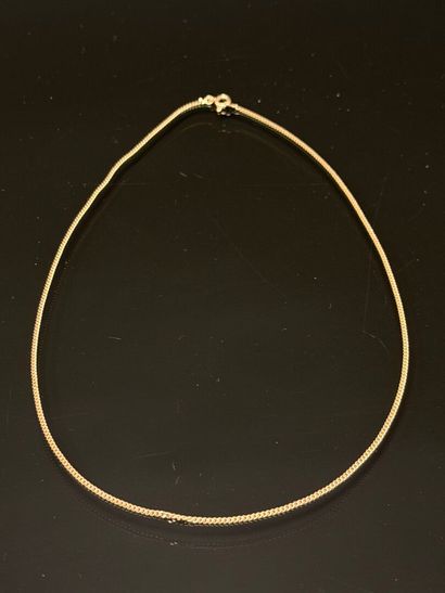 Chain in 750°/00 gold, flat curb chain link.
Length:...