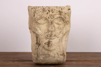 Importante pierre taillée à décor de visage...