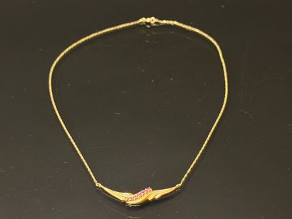 Gold necklace set with a line of garnets.
750°/00...