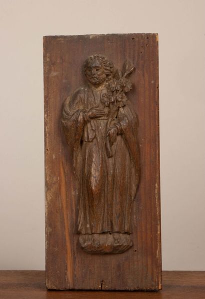 Bas-relief en bois sculpté figurant Saint-Joseph...