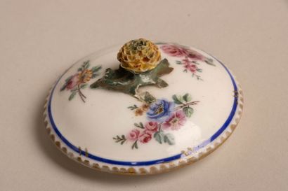 SÈVRES XVIII° siècle.
Théière en porcelaine...