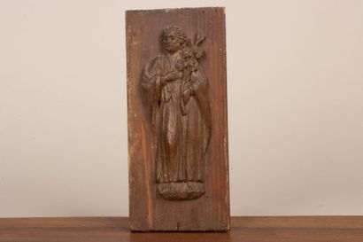 Bas-relief en bois sculpté figurant Saint-Joseph...