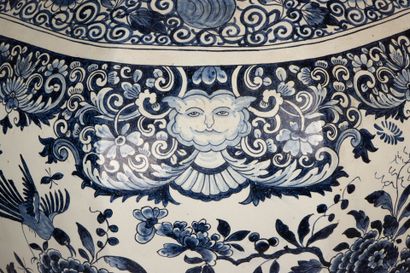 DELFT XIX°
Important pot couvert en faïence...