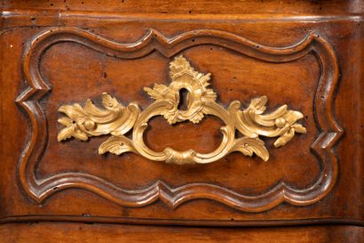 Commode à façade arbalète en noyer mouluré,...