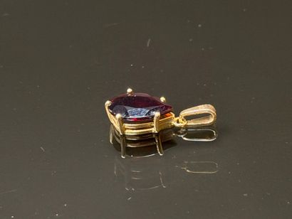 Gold pendant set with a teardrop garnet
750°/00...