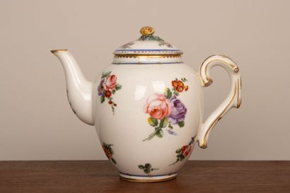 SÈVRES XVIII° siècle.
Théière en porcelaine...