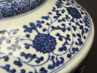 CHINE 
Vase de forme Hu en porcelaine à décor...