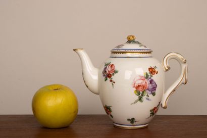 SÈVRES XVIII° siècle.
Théière en porcelaine...