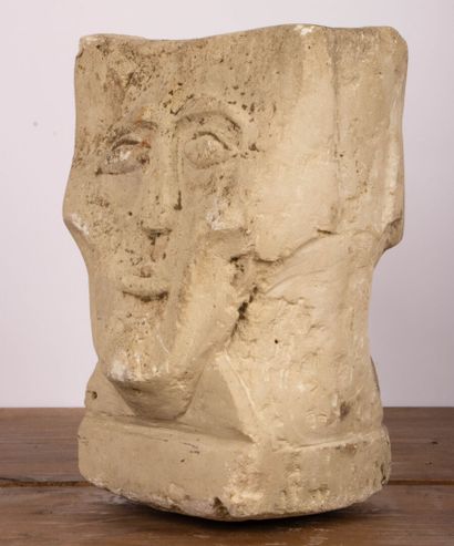 Importante pierre taillée à décor de visage...