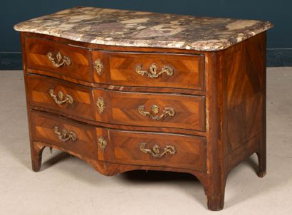Commode à façade galbée en frisage de satiné...
