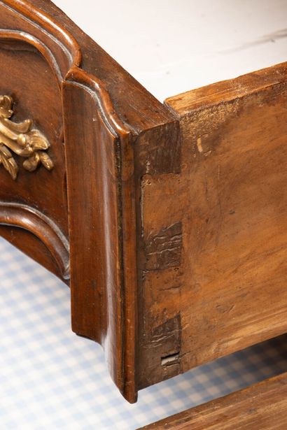 Commode à façade arbalète en noyer mouluré,...