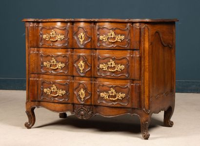 Commode à façade arbalète en noyer mouluré,...