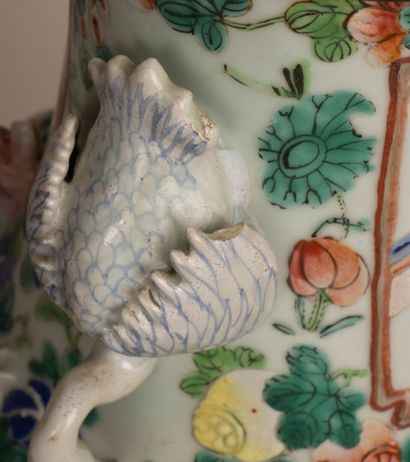 Vase en porcelaine de Canton à émaux polychrome...