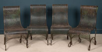 Suite de quatre larges chaises en métal et...