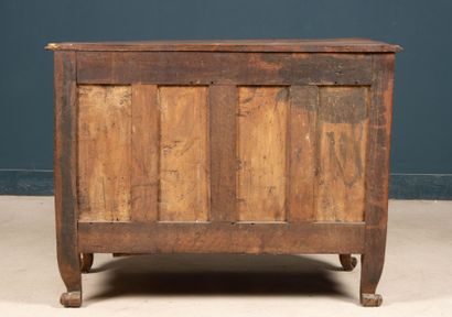 Commode à façade arbalète en noyer mouluré,...