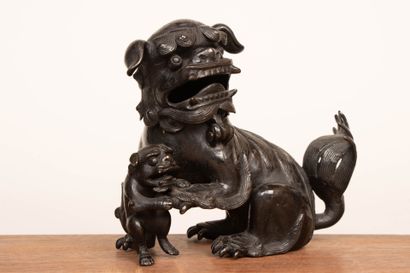 Chien de Fô et son petit, en bronze patiné,...