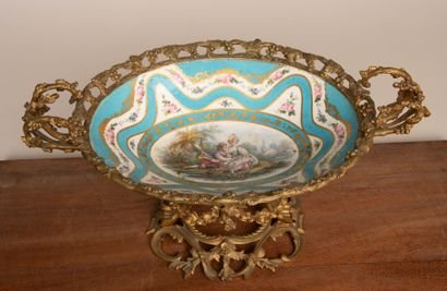 Coupe en porcelaine à décor de scène galante...