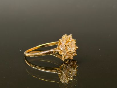Yellow gold daisy ring, central diamond approx....