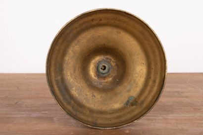 Paire de flambeaux en bronze , richement...